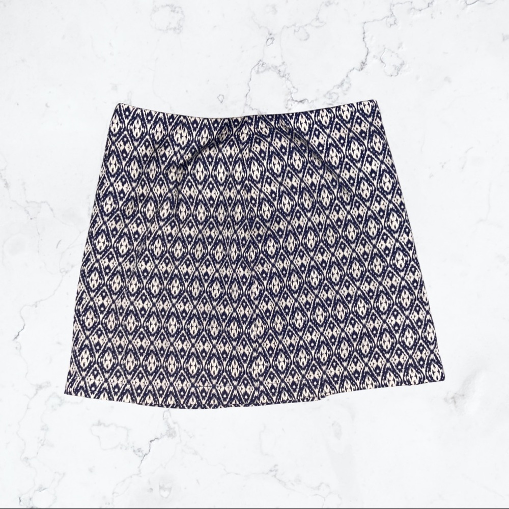 This is like a beige white blue navy color skirt/small size skirt